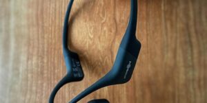 新品。AfterShokz Aeropex 骨伝導イヤホン ソーラーレッド 骨伝導イヤホンAfterShokz AEROPEX レビュー・通話も完璧！