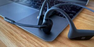 ブームマイク搭載】AfterShokz OpenComm レビュー｜使う場所を限定