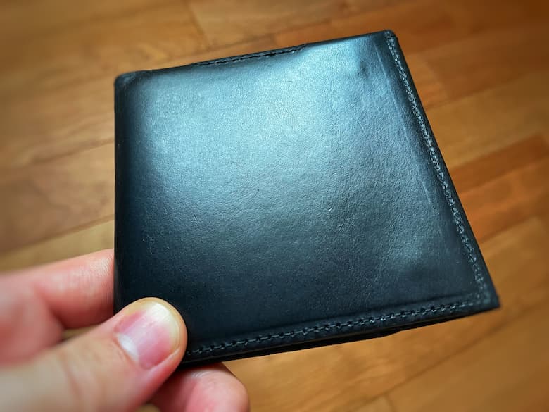 【1年使用】abrAsus 薄い財布 ブッテーロレザー レビュー。デメリットも。エイジングを楽しむミニマルな財布。