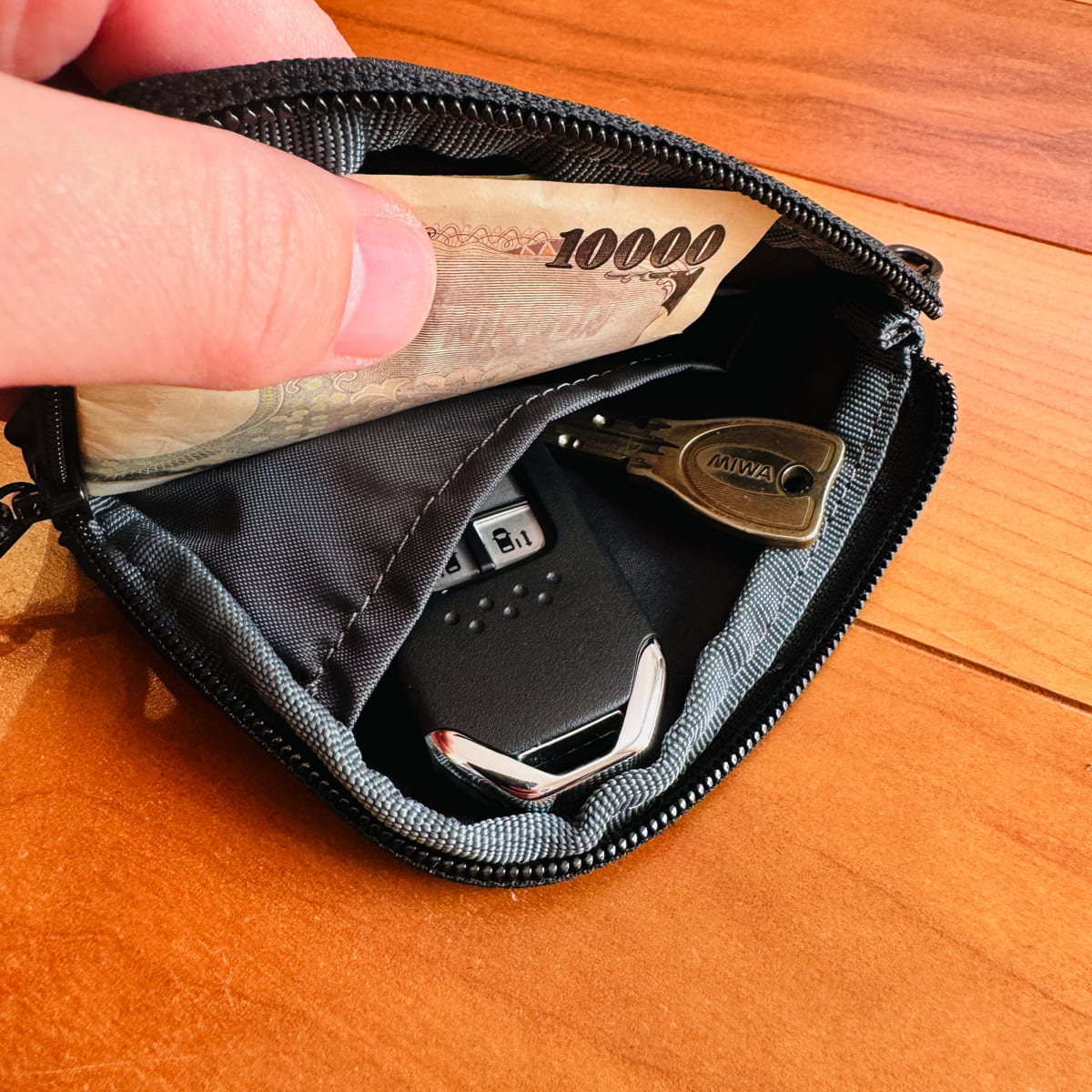 ミレー ライトウォレット レビュー。軽くて極薄。2,000円で手に入る手軽さと使い勝手も兼ね備えたミニマルな財布。